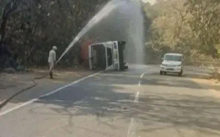 Koderma Chaos: कोडरमा घाटी में पलटा इथेनॉल लदा टैंकर, रिसाव से मची तबाही, NH-20 पर घंटों फंसी रहीं बाराती गाड़ियां और लगा लंबा जाम