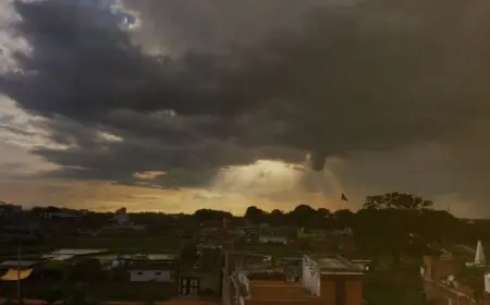 Kolhan Rain: कोल्हान में अचानक बदला मौसम का मिजाज, जमशेदपुर में मंडराए काले बादल, 40 KM की रफ्तार से चलेंगी तूफानी हवाएं