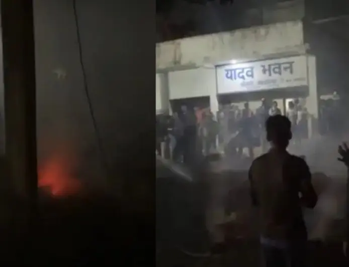 Sonari Fire: न्यू ग्वाला बस्ती में पुआल टाल बना आग का गोला, शॉर्ट सर्किट के बाद आसमान छूने लगीं लपटें, सोनारी में मची चीख-पुकार और दहशत