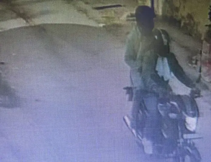 Adityapur Snatching: दूध लेकर लौट रही महिला के गले से सोने की चेन झपटी, आदित्यपुर में हेलमेट पहने लुटेरों का तांडव, सीसीटीवी में कैद हुई वारदात