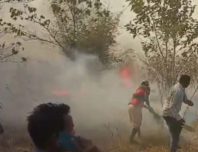 Chaibasa Blaze: झींकपानी स्वास्थ्य केंद्र के पास खेतों में भड़की भीषण आग, ग्रामीणों ने बाल्टियों से लड़ी मौत की जंग, टला बड़ा हादसा