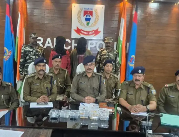 Ranchi Raid: रांची में बंद घरों को निशाना बनाने वाले शातिर गैंग का पर्दाफाश, दिनदहाड़े रेकी कर उड़ाते थे जेवर, ज्वेलर्स के साथ मिलकर रची थी खौफनाक साजिश