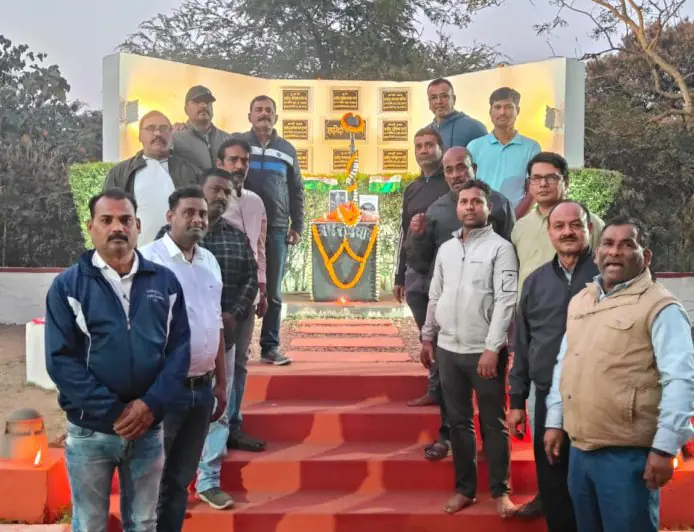 Pulwama Martyrs Tribute : पुलवामा के शहीदों की याद में रो पड़ा जमशेदपुर, गोलमुरी में पूर्व सैनिकों ने लिया पाकिस्तान से बदला पूरा करने का संकल्प