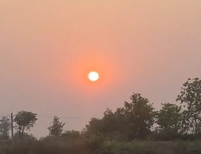 Jharkhand Weather: झारखंड में मौसम का दोहरा वार, गुमला 6.9 डिग्री पर कांपा तो जमशेदपुर में 32 डिग्री की चुभती गर्मी