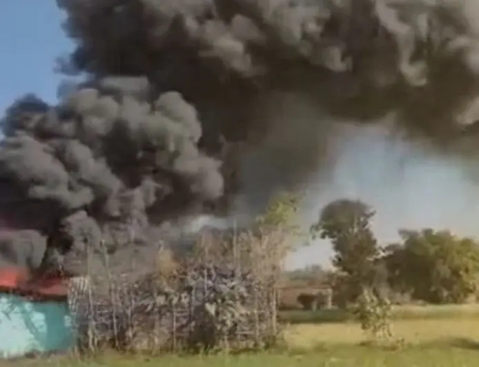 Palamu Fire: सतबरवा के कसियाडीह में बंद होटल बना 'आग का गोला', सिलेंडर ब्लास्ट से दहला इलाका, सदमे में मालिक को आया हार्ट अटैक