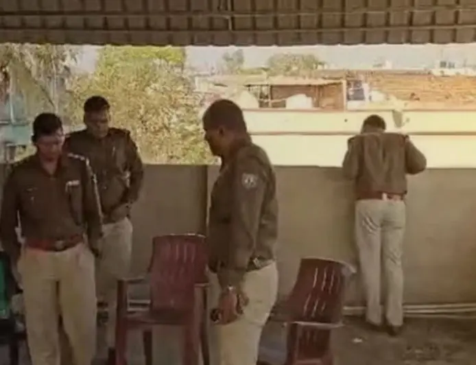 Dhanbad Raid: धनबाद में गैंगस्टर प्रिंस खान के किले पर चली पुलिस की आरी, वासेपुर में कुर्की-जब्ती से हड़कंप, घर की छत और शेड तक उखाड़ ले गई टीम