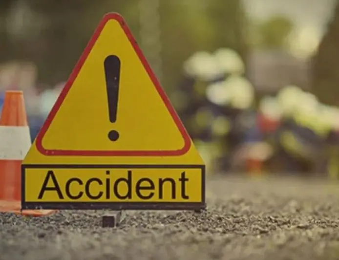 Chatra Collision: प्रतापपुर में खड़ी मौत से टकराई बाइक, इलाज कराने जा रहे युवक ने मौके पर तोड़ा दम, पत्नी और बहन की हालत नाजुक