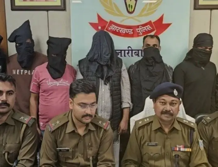 Hazaribagh Raid: हजारीबाग में नशे के सौदागरों का साम्राज्य ध्वस्त, पुलिस की त्रिकोणीय स्ट्राइक में 14 तस्कर गिरफ्तार, भारी मात्रा में ब्राउन शुगर और गांजा बरामद