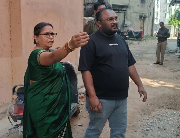 Sakchi Snatching: काशीडीह में पूजा करने जा रही महिला से दिनदहाड़े चेन की लूट, बाइक सवार बदमाशों ने मंदिर के सामने डाला डाका