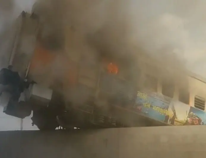 Hatiya Action: हटिया स्टेशन पर मची अफरा-तफरी, ट्रेन की बोगी से उठा धुआं और बजने लगे सायरन, NDRF ने मोर्चा संभालते ही बदला मंजर