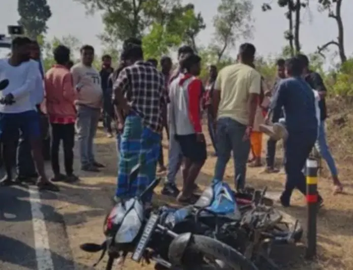 Giridih Crash: तिसरी में दो बाइकों की रूह कंपा देने वाली भिड़ंत, टक्कर से बाइक का इंजन तक उखड़ा, तीन युवक लहूलुहान होकर गिरे