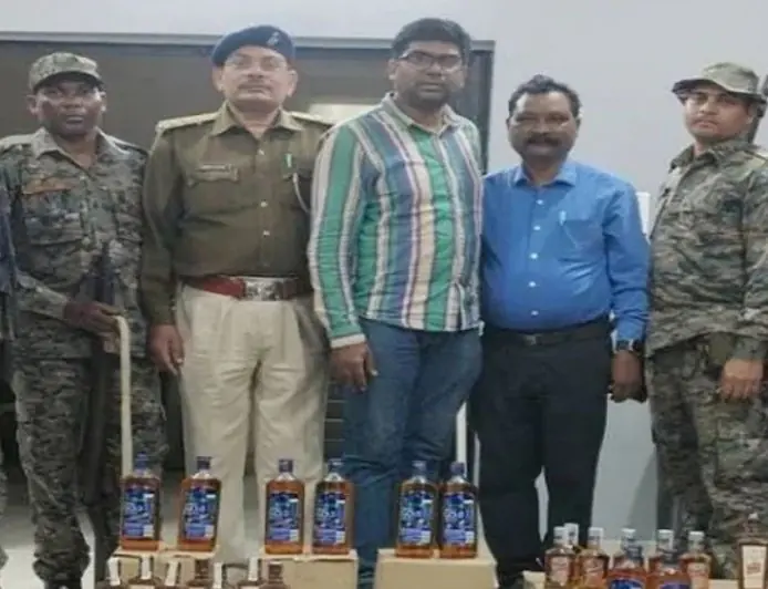 Bagbera Raid: जटाझोपड़ी में शराब माफिया का अड्डा ध्वस्त, पुलिस को देख छत से कूदा तस्कर मुनमुन दास, 80 लीटर विदेशी शराब बरामद