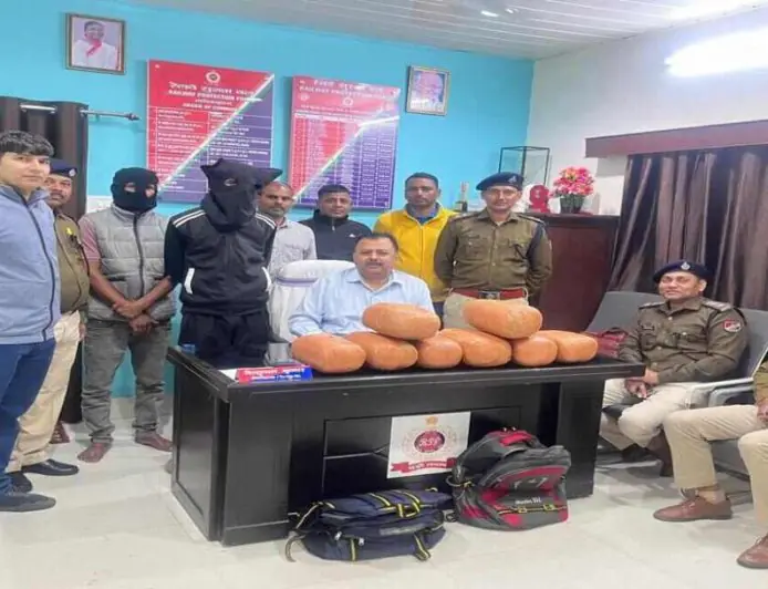 Ranchi Raid: संबलपुर-जम्मूतवी एक्सप्रेस के S-7 कोच में बिछा आरपीएफ का जाल, 8 लाख का गांजा जब्त, यूपी-ओडिशा के तस्कर गिरफ्तार