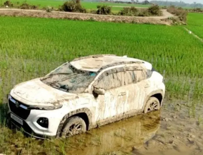 Baharagora Miracle: 8 लाख का सोना और जान दोनों सलामत, अनियंत्रित होकर धान के खेत में पलटी स्वर्ण व्यवसायी की कार