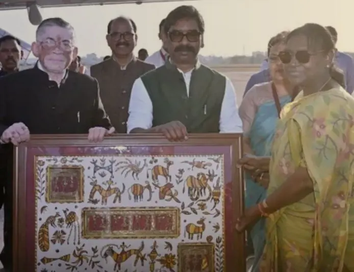 Ranchi Departure: राष्ट्रपति द्रौपदी मुर्मू दिल्ली रवाना, जमशेदपुर में 100 करोड़ के जगन्नाथ केंद्र की रखी आधारशिला, राज्यपाल और सीएम ने दी विदाई