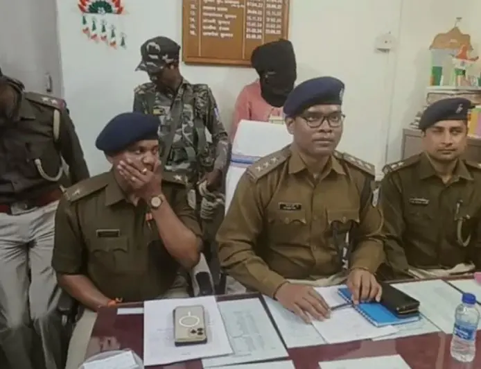 Chakradharpur Murder: बाइक और मोबाइल के बदले मौत, चक्रधरपुर के राज तांती हत्याकांड का खुलासा, 19 साल का कातिल गिरफ्तार