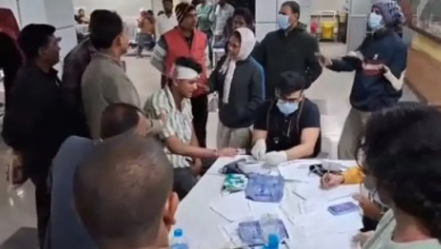 MGM Chaos: जमशेदपुर के एमजीएम अस्पताल में खूनी संघर्ष के बाद भारी हंगामा, सिर पर आए 15 टांके, समर्थकों की भीड़ ने इमरजेंसी वार्ड में मचाया बवाल