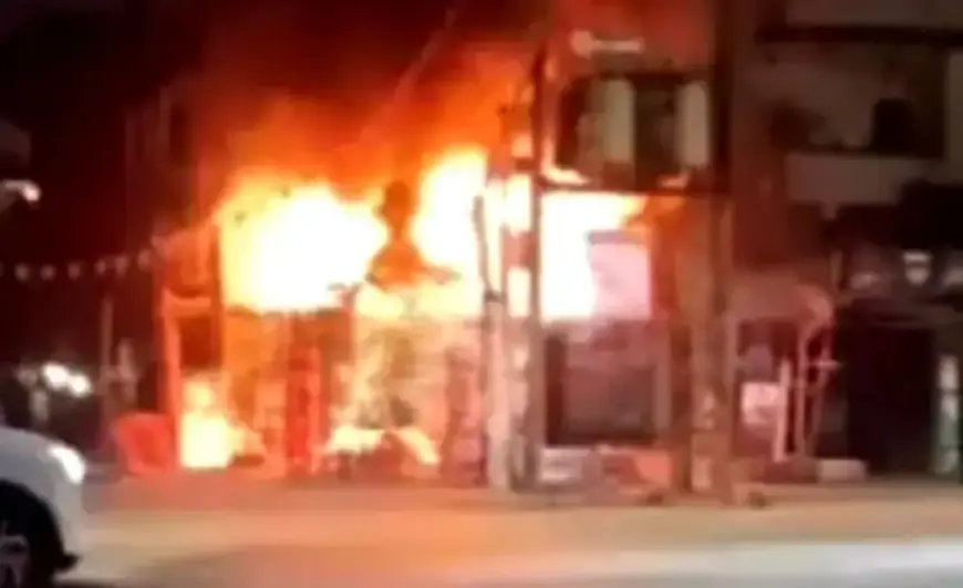 Adityapur Fire: एस टाइप चौक पर धमाकों के साथ भड़की भीषण आग, राख हुई बाबू पान दुकान, ट्रांसफार्मर फटने से बाल-बाल बचा पूरा इलाका