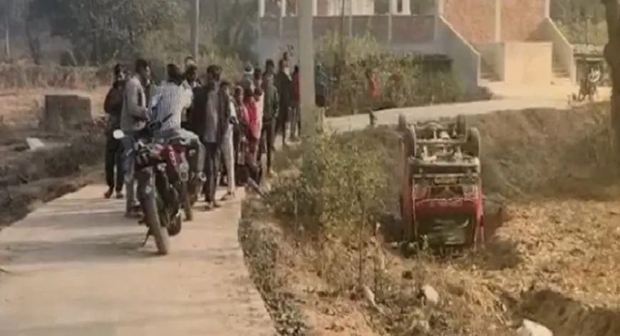 Giridih Accident: बड़ा हादसा टला, गिरिडीह में बच्चों से भरी स्कूल वैन गड्ढे में पलटी, बिना बीमा और फिटनेस के सड़कों पर दौड़ रही थी 'यमराज' जैसी गाड़ी