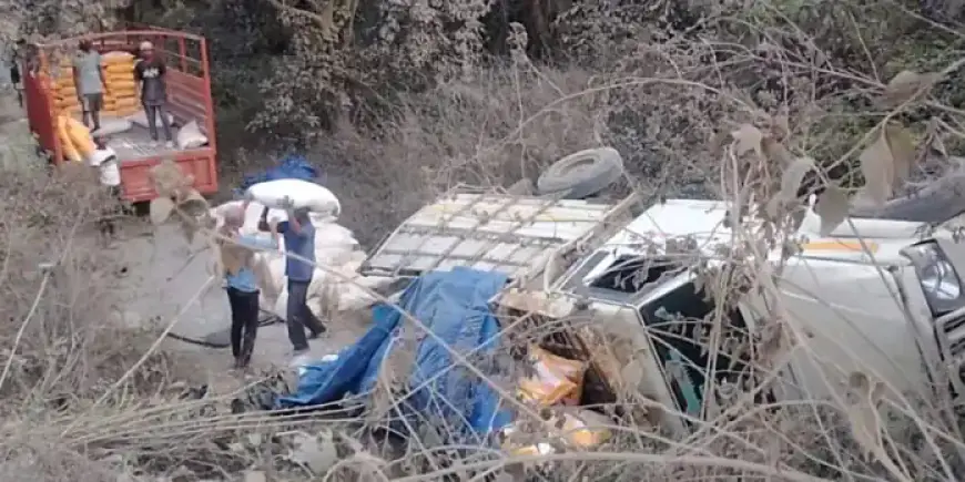 Sundarnagar Accident: कैनाल ब्रिज के पास 20 फीट नीचे गिरी पिकअप वैन, मौत को मात देकर बाहर निकले ड्राइवर और मजदूर, जर्जर सड़क बनी काल