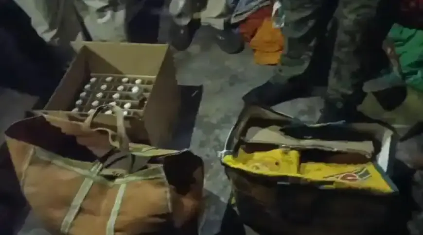 Chakulia Raid: चाकुलिया के माटियाबांधी में उत्पाद विभाग का छापा, विदेशी शराब और बीयर का जखीरा बरामद, पुलिस को देख तस्कर हुए फरार