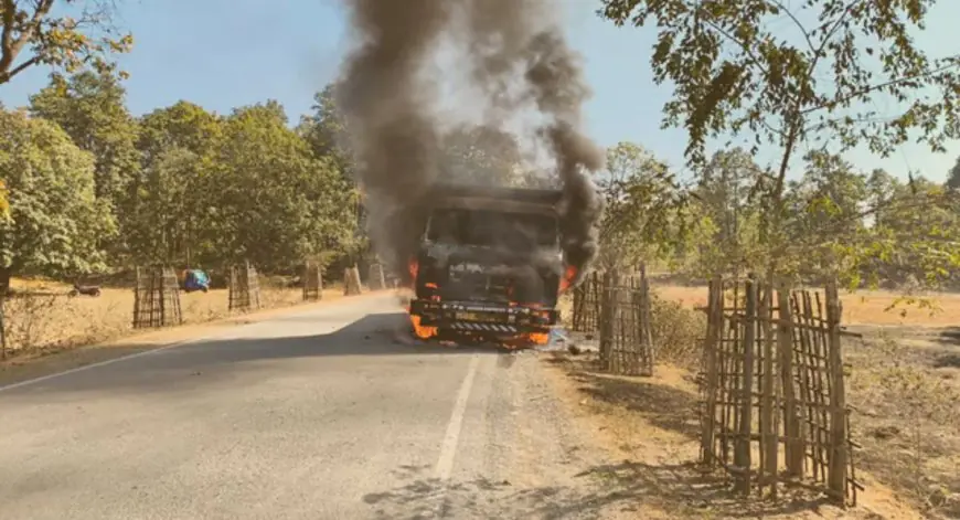 Noamundi Fire: नोवामुंडी में चलते हाईवा में लगी भीषण आग, टायर ब्लास्ट से दहला इलाका, केबिन में रखा सिलेंडर बना काल लेकिन टल गई बड़ी अनहोनी