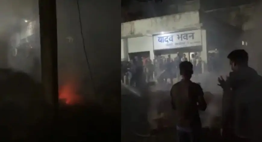 Sonari Fire: न्यू ग्वाला बस्ती में पुआल टाल बना आग का गोला, शॉर्ट सर्किट के बाद आसमान छूने लगीं लपटें, सोनारी में मची चीख-पुकार और दहशत