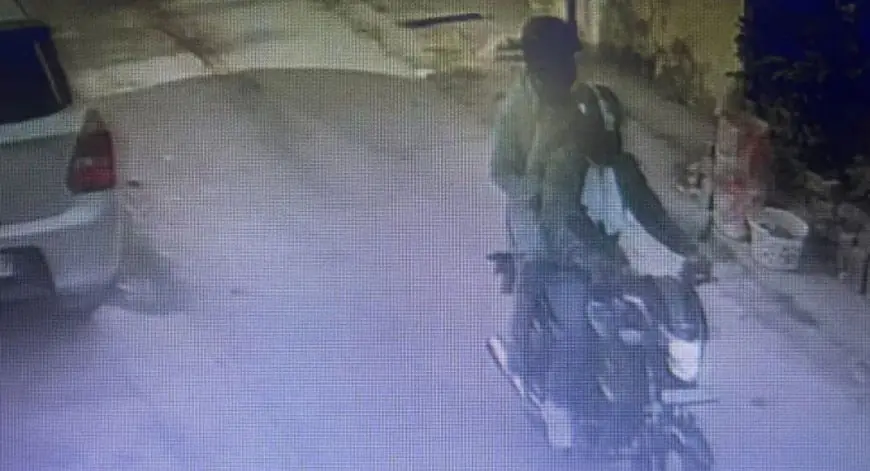 Adityapur Snatching: दूध लेकर लौट रही महिला के गले से सोने की चेन झपटी, आदित्यपुर में हेलमेट पहने लुटेरों का तांडव, सीसीटीवी में कैद हुई वारदात