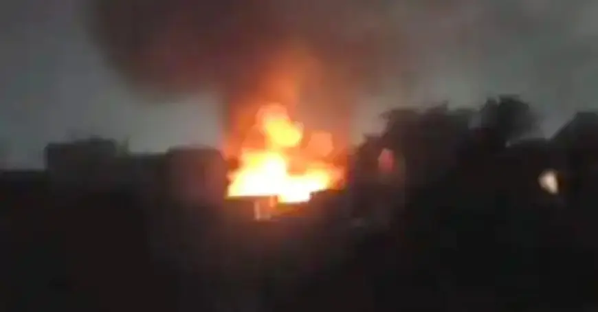 Chandil Fire: कपाली के स्क्रैप टाल में भीषण आग से लाखों का नुकसान, प्लास्टिक की बोतलों ने पकड़ी रफ्तार