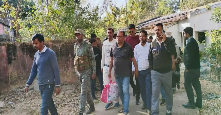 Gumla Trap: कैशियर के घर में घुसी एसीबी, 20 हजार की रिश्वत लेते राहुल सिंह रंगे हाथ गिरफ्तार, तबादले के बाद भी कुर्सी से चिपक कर कर रहा था 'कमीशन' का खेल