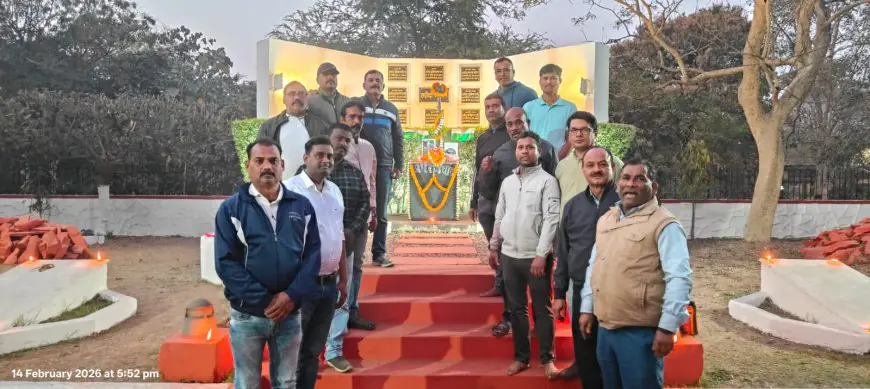 Pulwama Martyrs Tribute : पुलवामा के शहीदों की याद में रो पड़ा जमशेदपुर, गोलमुरी में पूर्व सैनिकों ने लिया पाकिस्तान से बदला पूरा करने का संकल्प