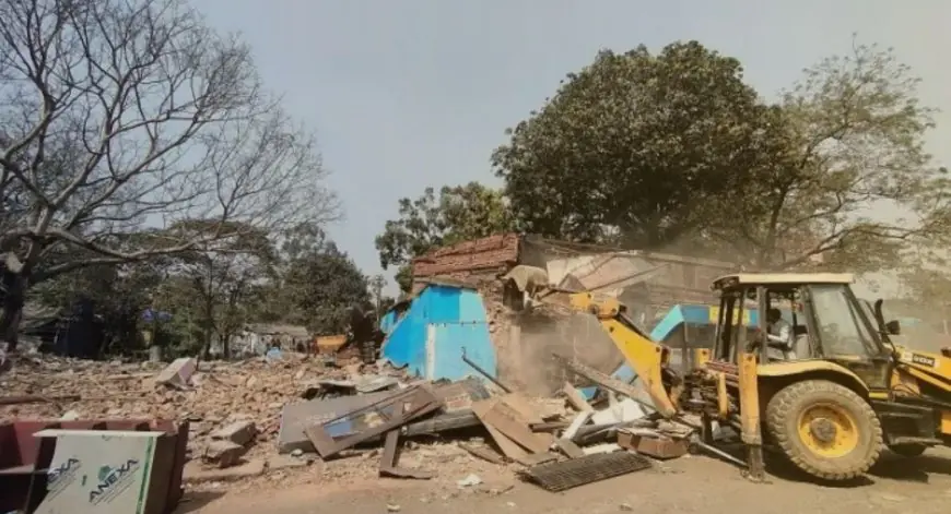 Tatanagar Bulldozer: टाटानगर में रेलवे का भारी एक्शन, कीताडीह रोड पर चला बुलडोजर, हाईकोर्ट के आदेश के बाद उखड़ीं 24 दुकानें