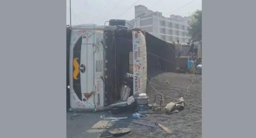Sonari Crash: मरीन ड्राइव पर पलटा लोहे से लदा 10 चक्का ट्रक, रॉन्ग साइड से आ रही बाइकों ने मचाई तबाही, 6 घंटे बाद जागी पुलिस