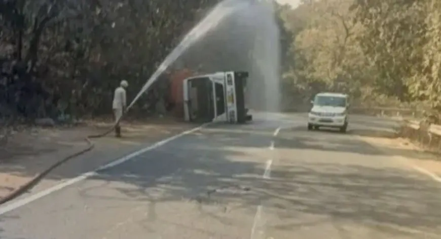 Koderma Chaos: कोडरमा घाटी में पलटा इथेनॉल लदा टैंकर, रिसाव से मची तबाही, NH-20 पर घंटों फंसी रहीं बाराती गाड़ियां और लगा लंबा जाम