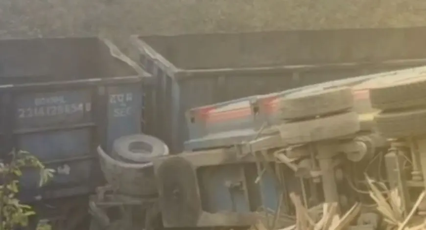 Godda Accident: गोड्डा में मौत की घाटी बना तेलगामा मोड़, 40 फीट नीचे एनटीपीसी रेलवे ट्रैक पर गिरा अनियंत्रित हाइवा, चालक-खलासी की अटकी सांसें