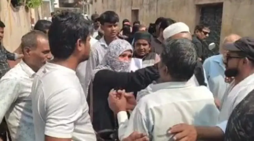 Mango Voting: मानगो के करीमिया स्कूल में भिड़े रानी परवीन और रुखसार बेगम के समर्थक, वार्ड 19 में मची अफरा-तफरी, सरेआम हुआ हाई-वोल्टेज ड्रामा