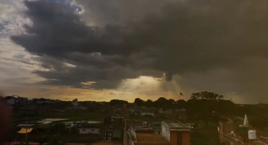 Kolhan Rain: कोल्हान में अचानक बदला मौसम का मिजाज, जमशेदपुर में मंडराए काले बादल, 40 KM की रफ्तार से चलेंगी तूफानी हवाएं