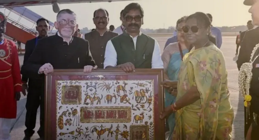 Ranchi Departure: राष्ट्रपति द्रौपदी मुर्मू दिल्ली रवाना, जमशेदपुर में 100 करोड़ के जगन्नाथ केंद्र की रखी आधारशिला, राज्यपाल और सीएम ने दी विदाई