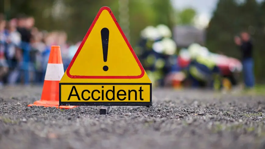 Chaibasa Road Accident: चाईबासा में भीषण टक्कर, शादी से लौट रहे ऑटो को कार ने रौंदा, एक महिला की मौत और 9 घायल