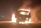 Bokaro Arson : बोकारो में रंगदारी न देने पर उग्रवादियों का तांडव, डीवीसी पावर प्लांट के पास ट्रक को किया आग के हवाले