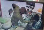 Jewelry Theft : जमशेदपुर में ज्वेलरी दुकान से 23 लाख का सोना पार, बातों में उलझाकर डिब्बा ले उड़ा शातिर चोर, सीसीटीवी में कैद हुई वारदात
