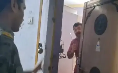 Sonari Knife Attack: सोनारी के आदर्श नगर में पड़ोसी का खूनी हमला, महिला पर चाकू से वार, पुलिस की लाठी पर भी चलाया हथियार