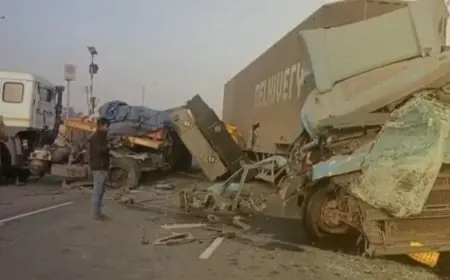 Dhanbad Crash: धनबाद में भीषण टक्कर: दिल्ली-कोलकाता सिक्स लेन पर आपस में भिड़े दो भारी वाहन, राजगंज में मची चीख-पुकार
