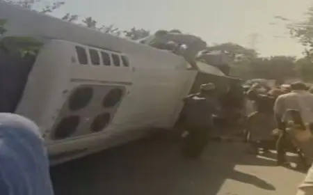 Chatra Accident:  टायर फटते ही बेकाबू होकर पलटी स्लीपर बस, गया से रायपुर जा रहे 12 यात्री लहूलुहान