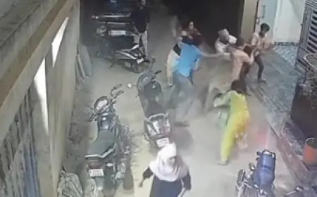 Mango Clash: मानगो में बवाल, घर के सामने गाड़ी खड़ी करने पर भिड़े सगे संबंधी, थप्पड़ चलते ही सड़क पर बहा खून