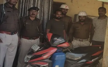 Jugsalai Action: हेलमेट चैकिंग के दौरान खुला अवैध शराब का बड़ा खेल, 80 लीटर खेप के साथ गिरफ्तार हुआ बागबेड़ा का तस्कर