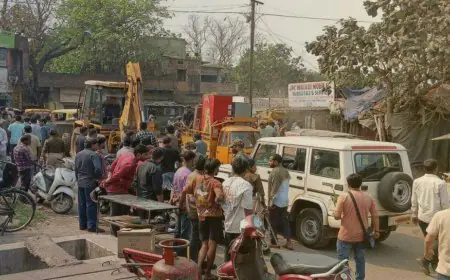 Jamshedpur Action : मनीफीट चौक पर दर्जन भर दुकानें जमींदोज, सामान निकालने तक की मोहलत नहीं, दलालों और अफसरों के 'गंदे खेल' पर भड़के लोग