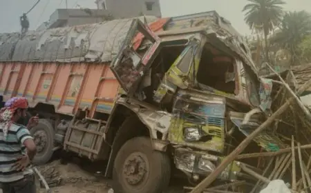 Chaibasa Crash: चाईबासा में पोल्ट्री दुकान में घुसा अनियंत्रित ट्रक, एनएच-220 पर आधी रात को मचा तांडव, मलबे में तब्दील हुई दुकान