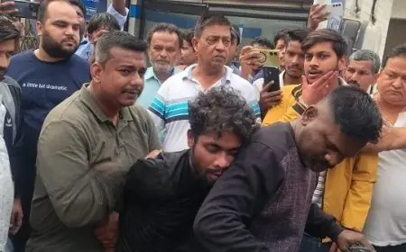 Chaibasa Panic :  चाईबासा के आमला टोला में छत पर चढ़ा सनकी चोर, पत्थरबाजी से मचाई भगदड़, छतों पर कुदते हुए पुलिस को छकाया