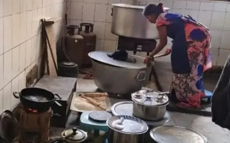 Jamshedpur Sadar Hospital : खासमहल सदर अस्पताल में लकड़ी-कोयले पर पक रहा मरीजों का भोजन, गैस आपूर्ति ठप होने से मची अफरा-तफरी